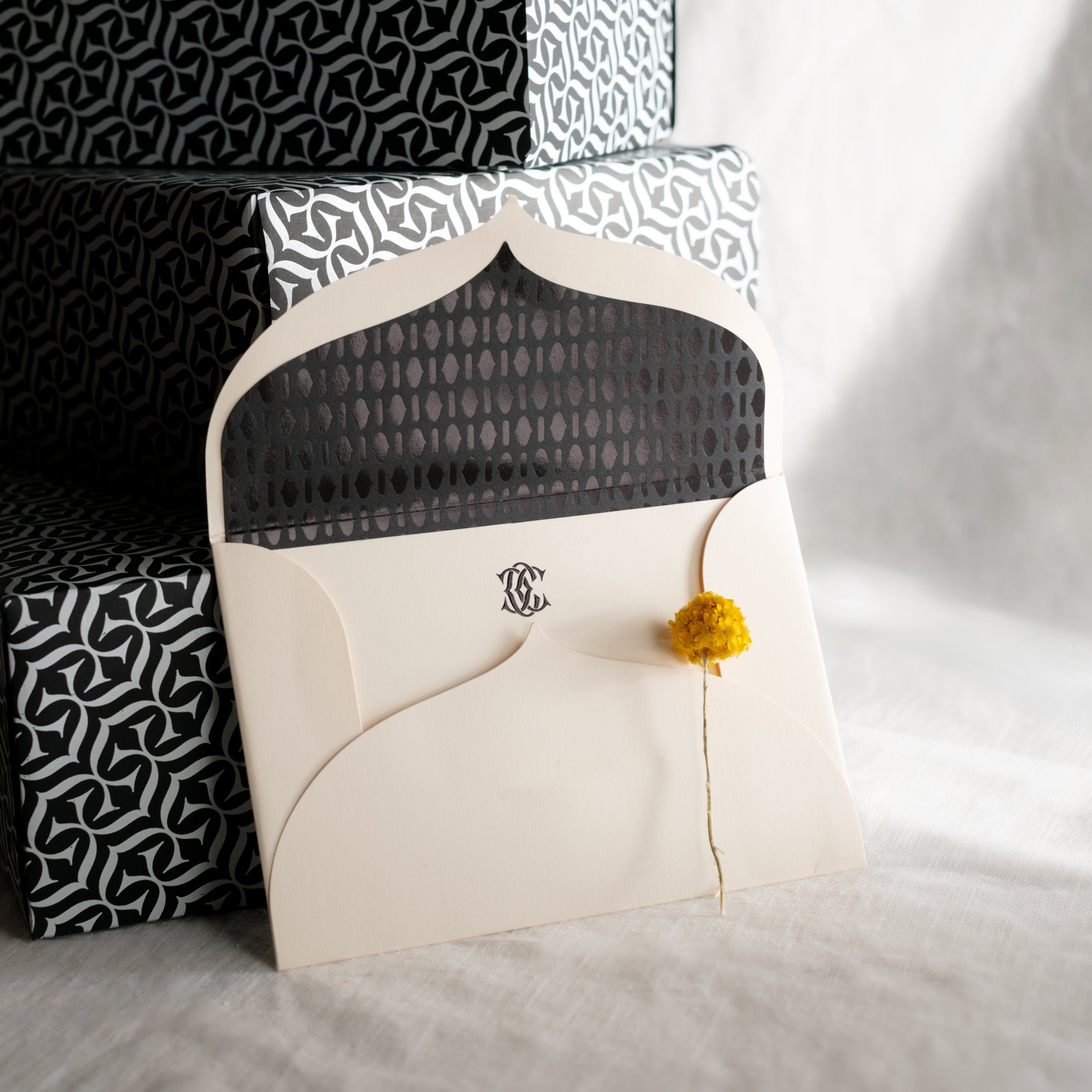 exclusive gift notes with  Commune's distinctive eclipse motif 